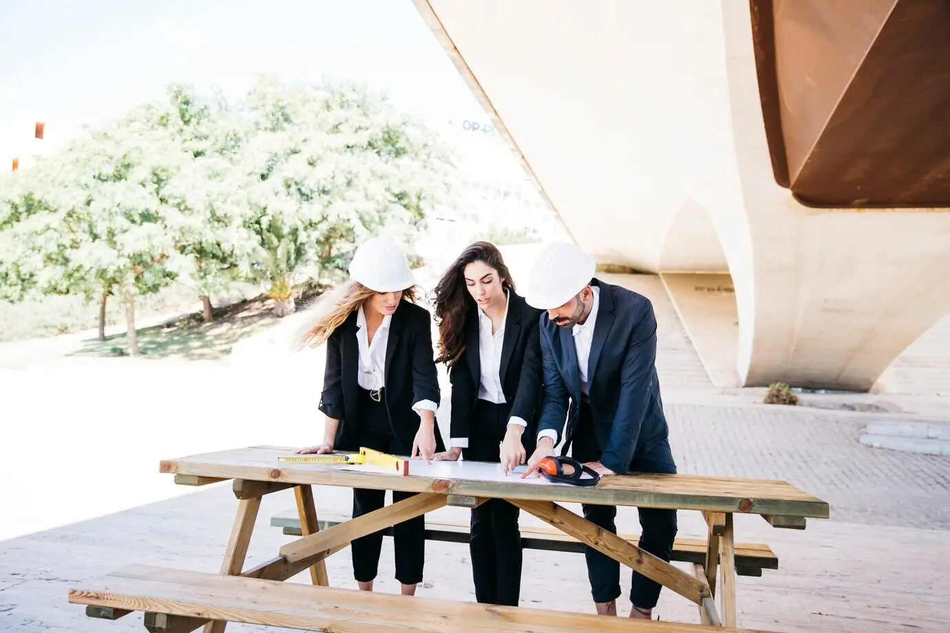 Drei Architekten planen etwas.