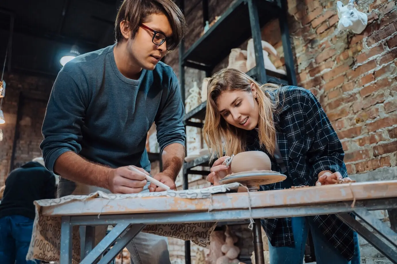 Einen handgemachten Tontopf herstellen. Töpferstunde, Hobby.