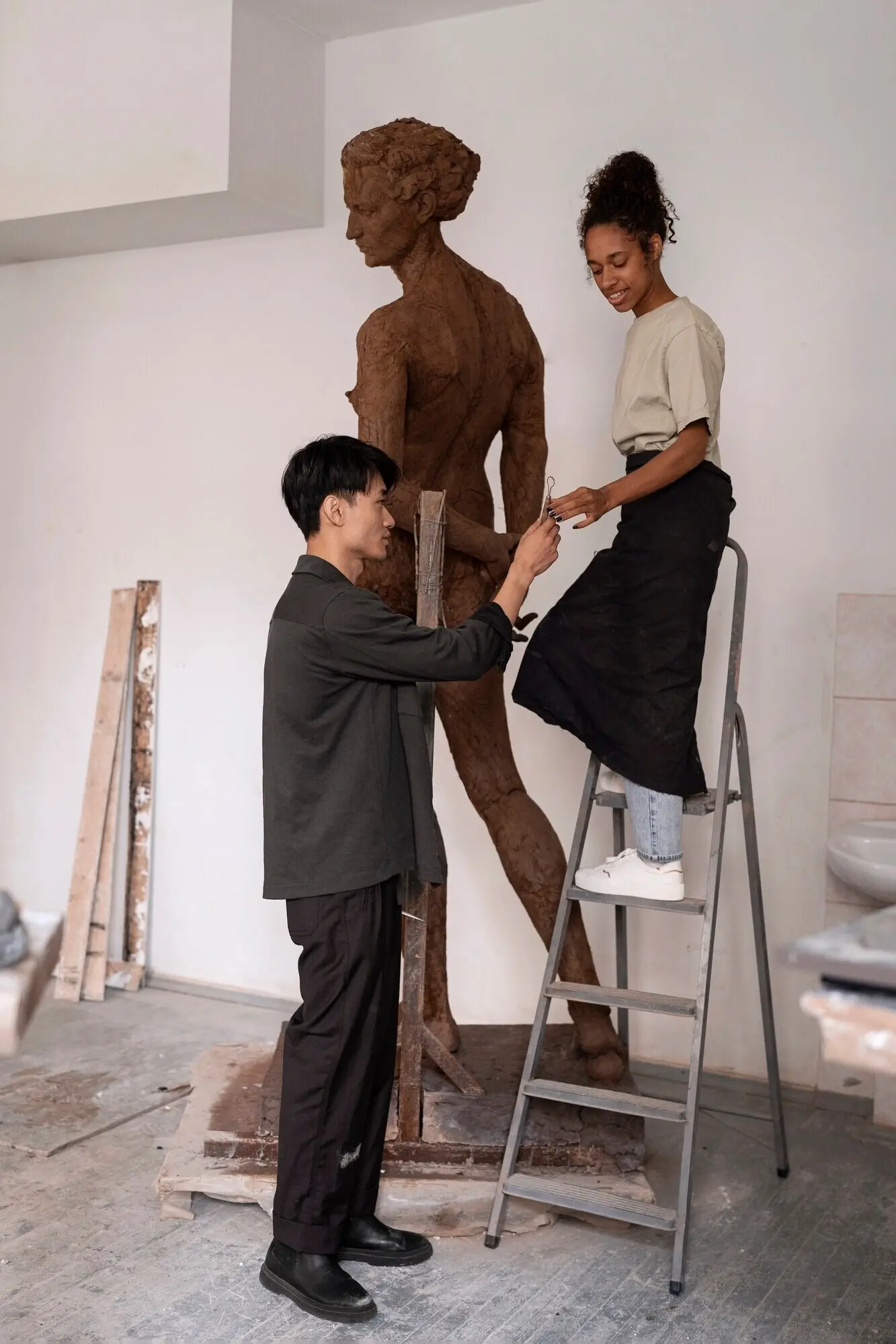 Ganzaufnahme von Menschen, die mit Ton modellieren