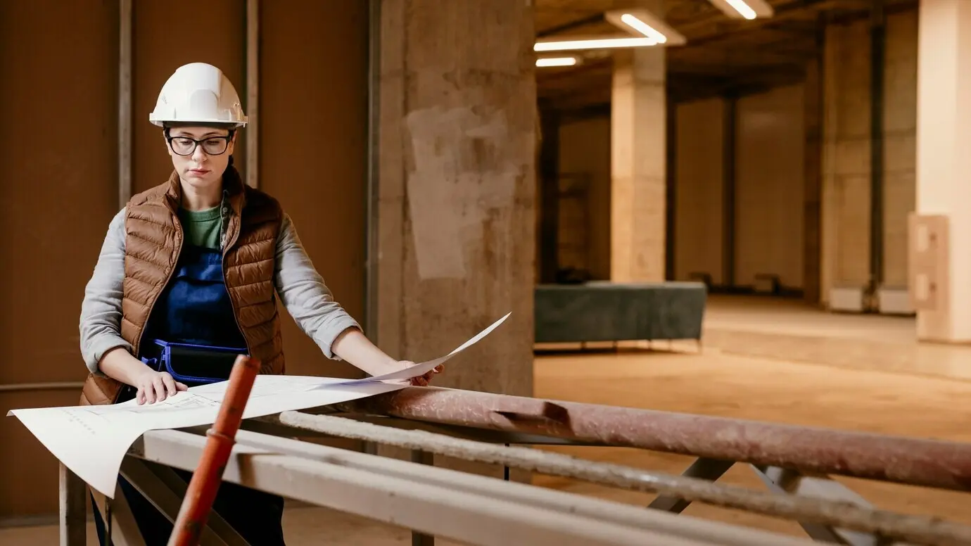 Halbnahe Aufnahme eines Architekten, der einen Helm trägt.