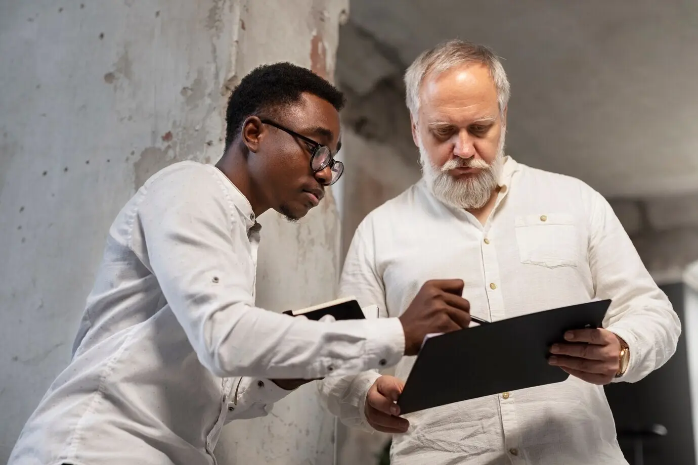 Menschen, die in ihrem Büro arbeiten.