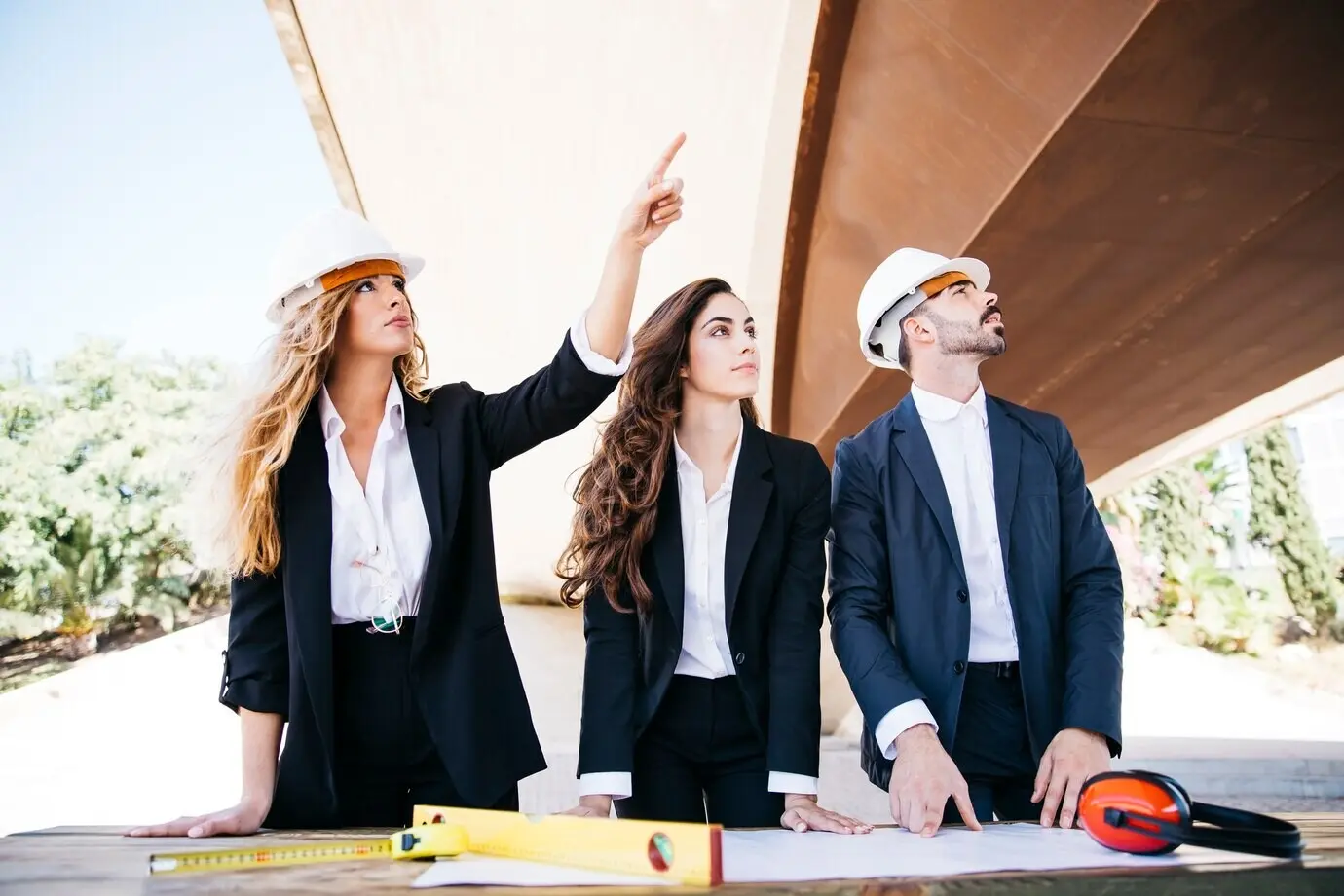Junge Architekten bei der Arbeit an einem Projekt.